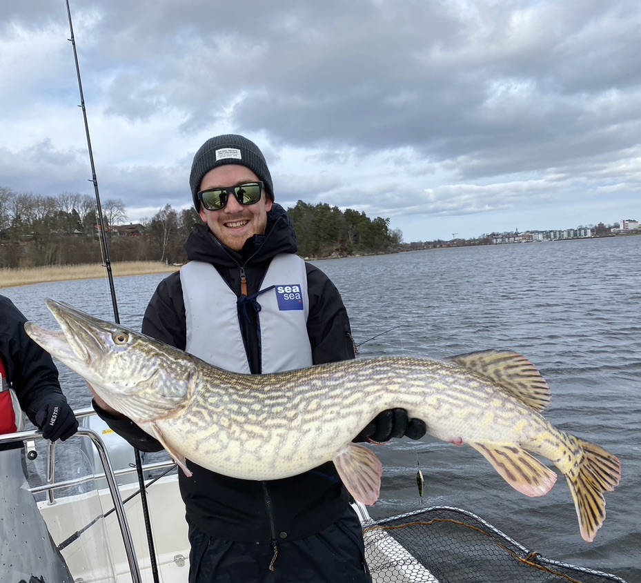 Oskar med en stor gädda i båten